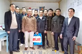  越南驻阿尔及利亚大使范国柱看望慰问在阿工作的越南劳工