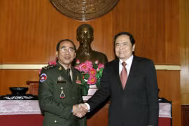 越南祖国阵线中央委员会主席陈青敏会见柬埔寨皇家武装部队三军副参谋长嗲沙润