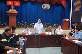 胡志明市市委书记阮善仁亲自慰问火灾事故受灾家庭