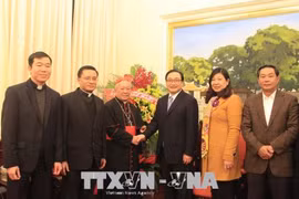 河内总教区总主教阮文仁向河内市委领导拜年