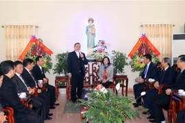 2018年圣诞节：张氏梅看望慰问天主教裴朱教区主教座堂神职人员