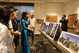 越南磨漆画和摄影作品亮相澳大利亚