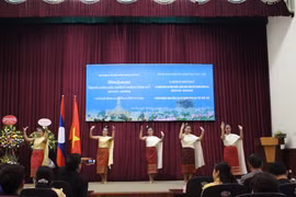 进一步巩固与发展越老特殊、罕见的友好关系