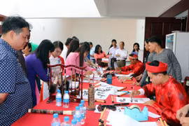 越南各地纷纷举行侨胞及其家属见面会