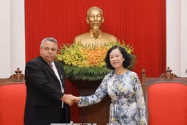 越共中央民运部部长会见古巴工人中央工会秘书长