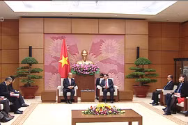 中央组织部部长范明正会见日越友好议员联盟特别顾问武部勤。（图片来源：越南电视台）