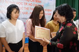 多名特困少数民族优秀学生和大学生获得武阿丁助学金