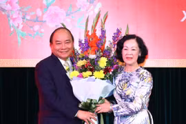 阮春福总理向党政机关干部职工拜年
