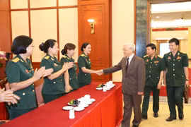 阮富仲：在反腐败反浪费斗争中，军队应发挥模范带头作用