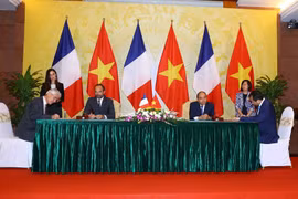法国总理爱德华•菲利普圆满结束对越南进行的正式访问
