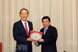 胡志明市人民委员会主席阮成锋会见韩国产业联盟主席