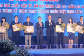 胡志明市17名优秀青年企业家获表彰