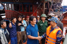 及时救助海上遇险48名渔民