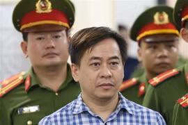 东亚股份商业银行损失3.6万亿越盾一案 25名涉案人被追诉
