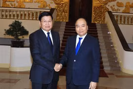 越南政府总理阮春福会见老挝政府总理