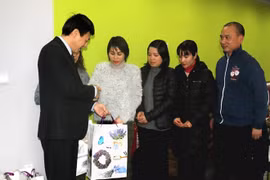 越南驻捷克和以色列大使馆开展迎新春和走访慰问活动