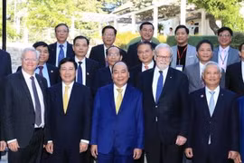 越南政府总理阮春福走访澳大利亚国立大学。（图片来源：越通社）