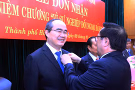 胡志明市多个先进集体和个人荣获“致力于党的对外事业”纪念章