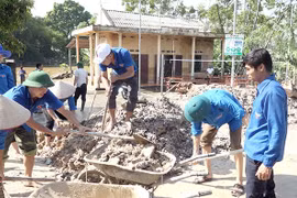 各职能机构同灾区居民携手努力克服洪灾后果