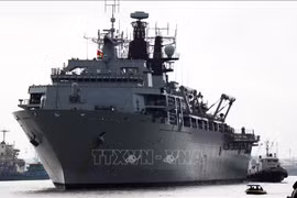 英国皇家海军两栖船坞登陆舰访问越南