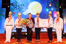 国会主席阮氏金银与河内少年儿童共度中秋佳节