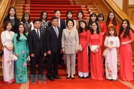 韩国总统文在寅夫人金正淑会见在韩越南留学生代表