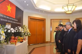  越南驻外大使馆为陈大光主席举行吊唁仪式 东盟秘书处下半旗致哀