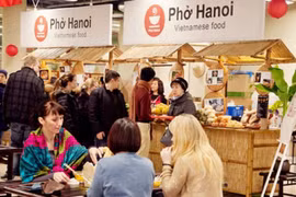 第三次越南街头美食节吸引众多俄罗斯友人和旅俄越南人前来参观品尝