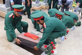 越南奠边省为在老挝牺牲的越南志愿军遗骸举行安葬仪式