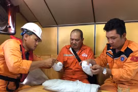 庆和省芽庄市成功将一名外籍受伤船员安全送岸就诊