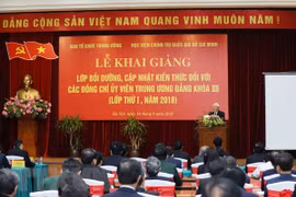 越共第十二届中央委员会委员更新知识班开班
