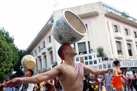 杂技艺术游行为河内市民献上精彩的杂技表演