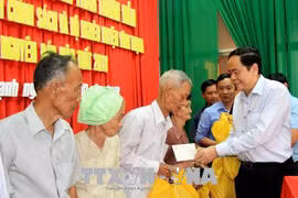 越南祖国阵线中央委员会主席陈青敏走访慰问芹苴市优抚对象和贫困群众