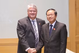 越南国会副主席杜伯巳会见加拿大议会代表团