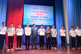 越南贫困学生获得瓦莱助学金