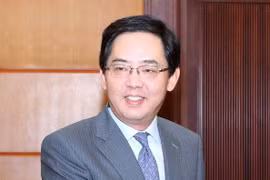  向中国驻越大使授予“致力于各民族和平友谊”纪念章