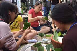 在越南的外国留学生欢乐体验越南传统春节活动
