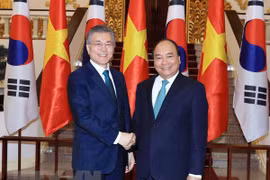 越南政府总理阮春福会见韩国总统文在寅
