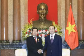 越南国家主席陈大光会见老挝最高人民法院院长坎潘·西提丹帕。（图片来源：越通社）