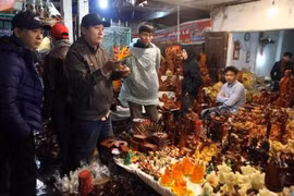 来旺市卖出“倒霉”和买到“幸运”的游客。（图片来源：越通社）