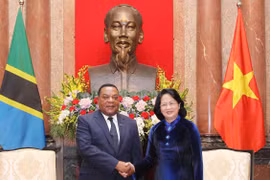 国家代理主席邓氏玉盛会见坦桑尼亚外交与东非合作部部长马希加
