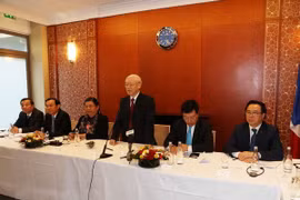 越共中央总书记阮富仲会见旅法越南年轻知识分子