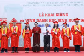 国会主席阮氏金银出席胡志明市黎洪峰重点高中开学典礼