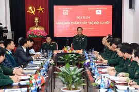 “发扬胡伯伯部队的高贵品德”座谈会在河内举行