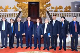 越南政府总理阮春福会见印度尼西亚海洋统筹部长卢胡特。（图片来源：越通社）