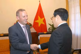 越南政府副总理兼外交部长范平明会见英国驻越大使