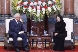 越南国家代主席邓氏玉盛会见白俄罗斯上议院议长米亚斯尼科维奇