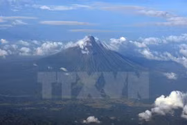 菲律宾马荣火山濒爆发 上万居民紧急疏散