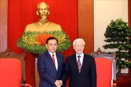 阮富仲会见老挝建国阵线中央委员会代表团