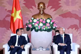 越南国会副主席汪周刘会见老挝司法部部长塞西•桑迪翁